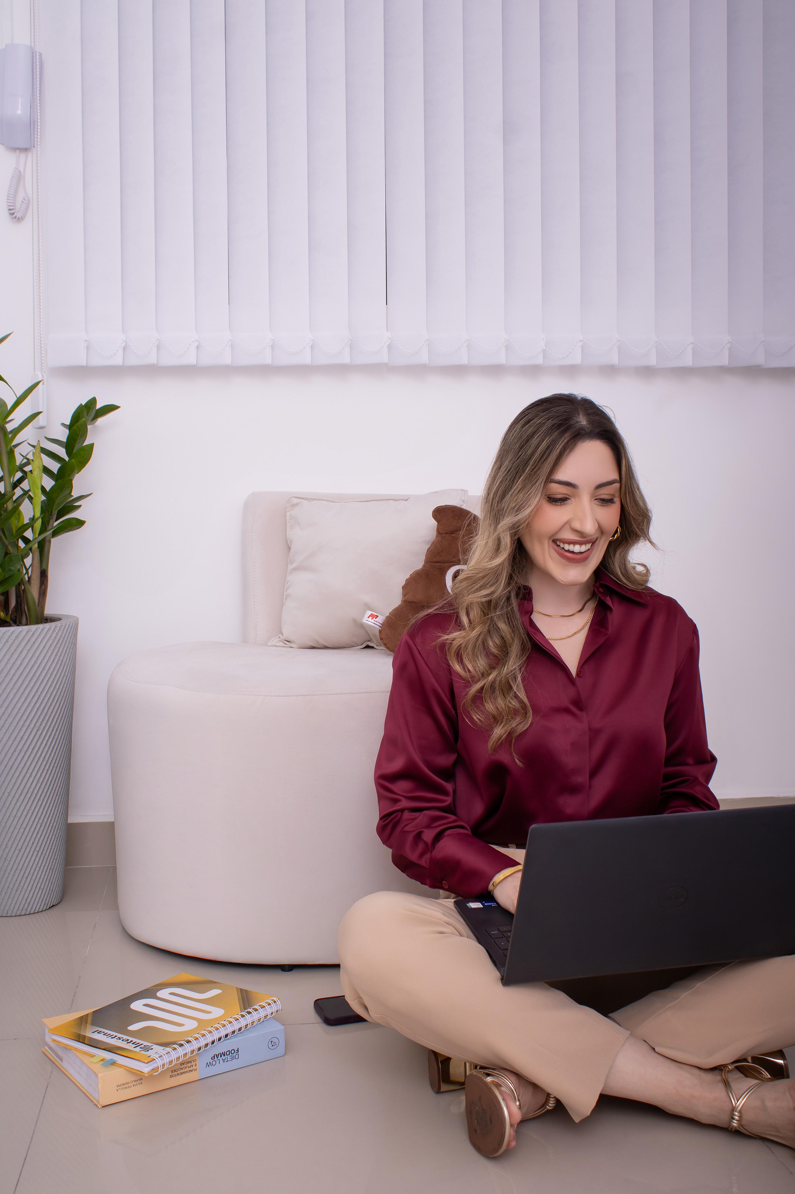 Mariana Micheleto em seu consultório, com moldura em arco